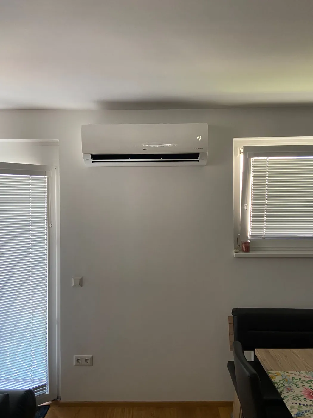 LG DUAL Inverter Wandgerät zwischen zwei Fenstern im Wohn-Essbereich
