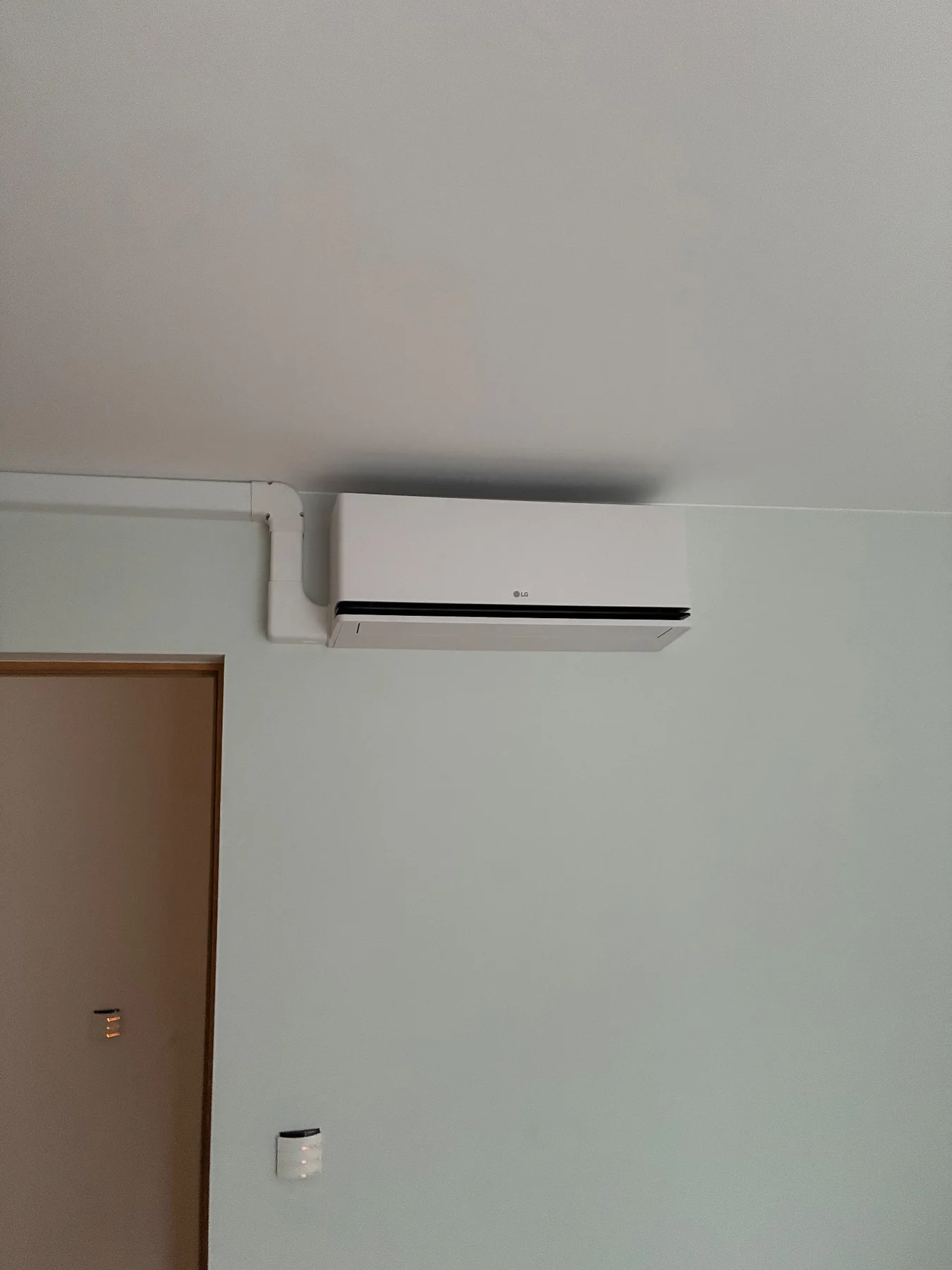 Sauber installierte Split-Klimaanlage in bestehender Wohnung